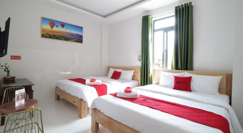 a hotel room with two beds and two lamps, RedDoorz Lucky Hotel Lien Phuong in Ho Chi Minh City