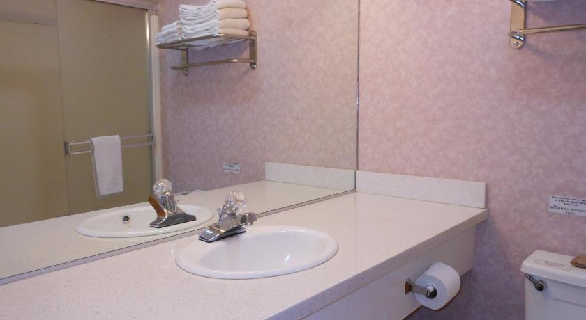 Imagen de Habitación Doble con 2 Camas Dobles (Double Room with Two Double Beds) 10