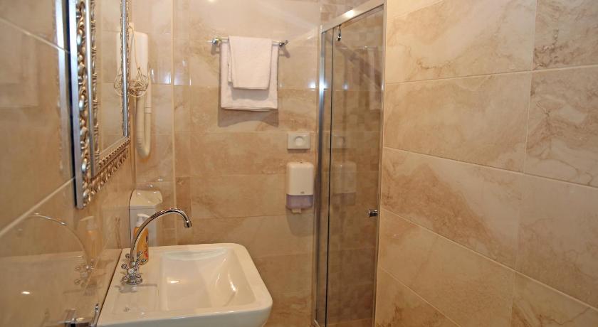 Bathroom, Hotel Marija in Kotor
