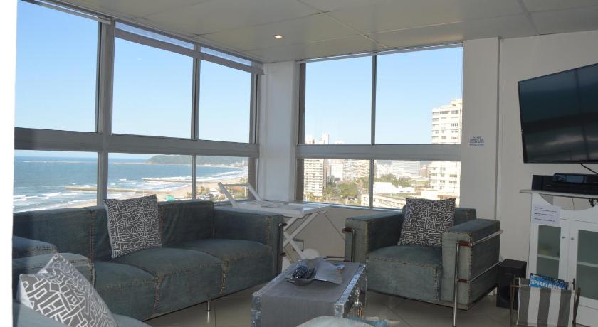 Accommodation Front - Classy 4 Sleeper with Ocean Views — Hotel in Durban