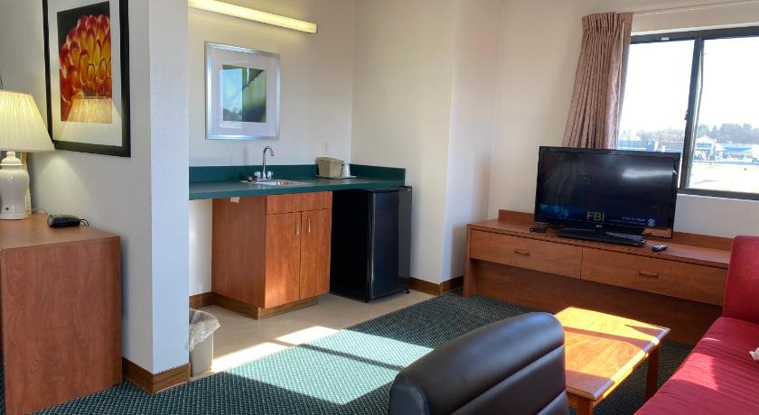 Carlyle Inn & Suites photo
