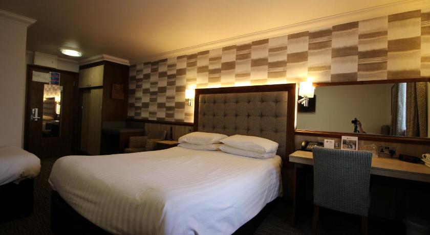 Best Western Plus Pastures Hotel