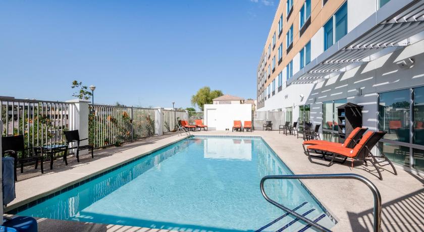 Holiday Inn Express And Suites Phoenix - Airport North