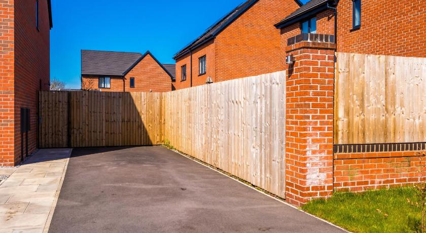 Vidale Court, 3 Bedroom House with River Irwell view, sleeps 6 photo