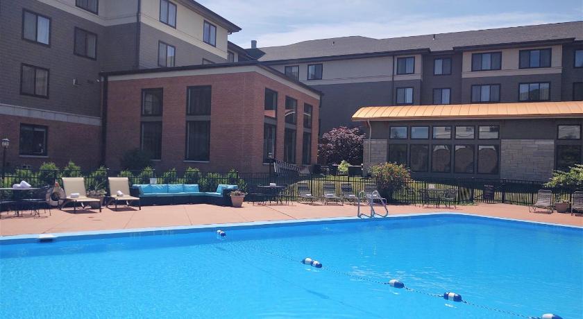 a swimming pool with a tennis court in the middle of it, Comfort Inn and Suites South Burlington in So Burlington (VT)