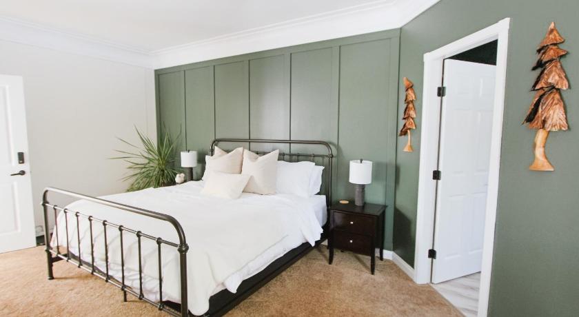 Image of Deluxe King Room 4