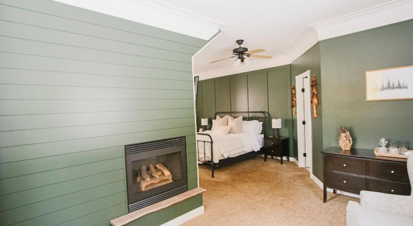 Image of Deluxe King Room 1