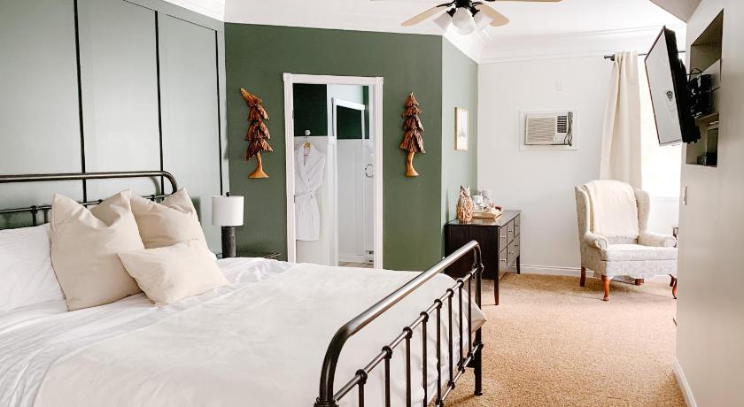 Image of Deluxe King Room 3