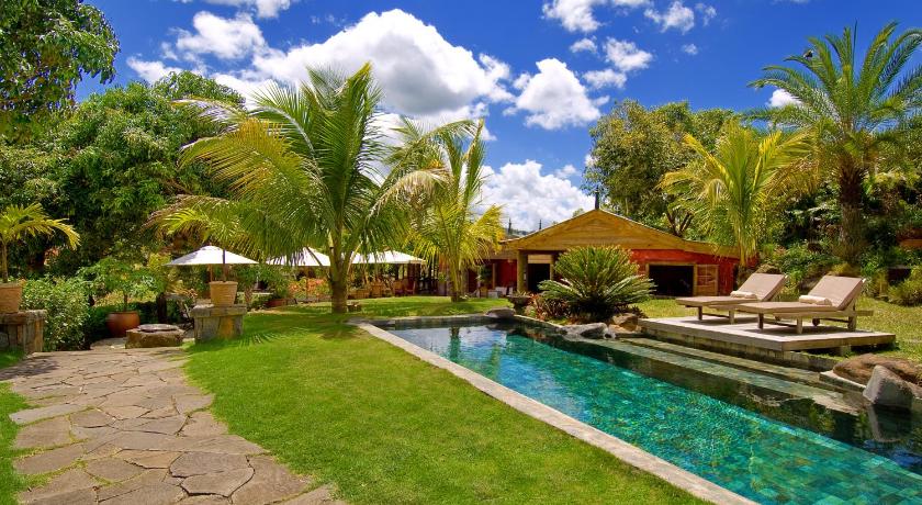 a garden with a pool and a pool table, Lakaz Chamarel Exclusive Lodge in Mauritius Island