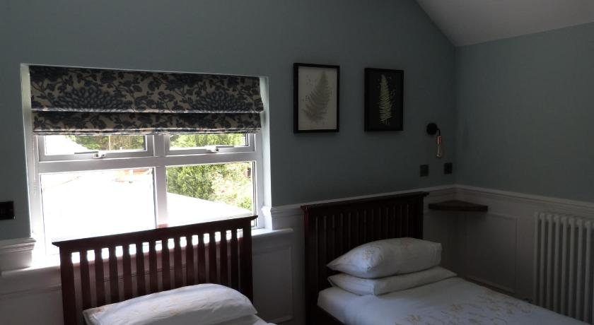 Twin Oaks Guest House photo