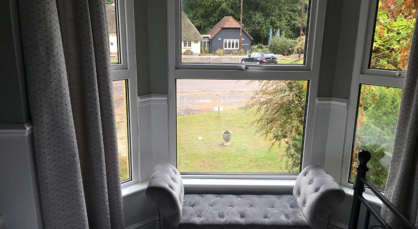 Twin Oaks Guest House photo