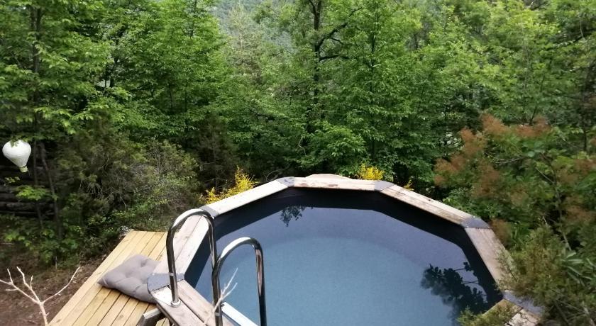 Dome geodesique ou tente bulle in paradise avec piscine photo