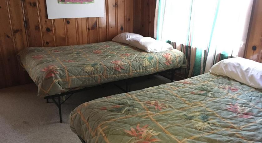 a bedroom with two beds and two lamps, Southern Comfort in Ocean City (MD)