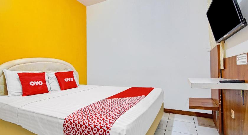 a hotel room with two beds and a television, OYO 90422 Mall Of Indonesia in Jakarta