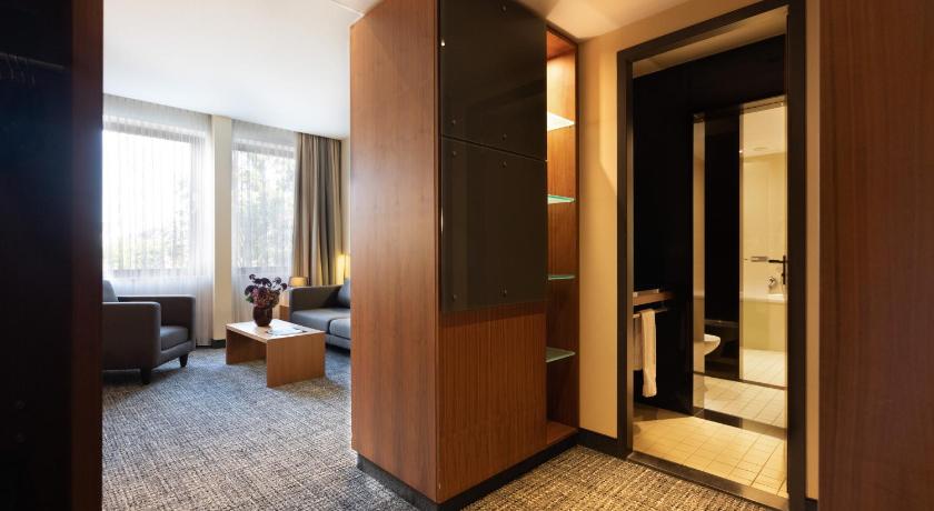 صورة SUPERIOR SUITE, 1 King Size Bed, Separate Livin g Room 0