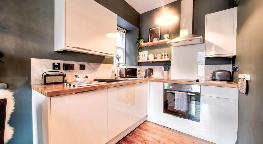 a kitchen with white cabinets and white appliances, GuestReady - Stylishly presented City Centre Apartment in Edinburgh