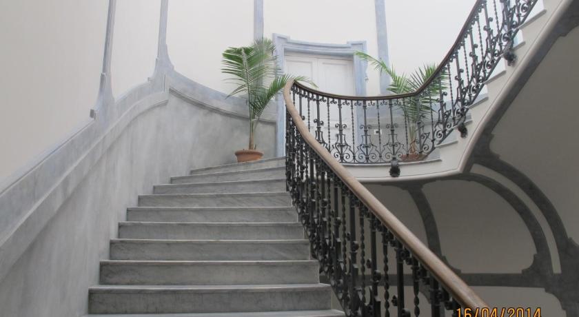 Moncada Suites & Apartments – Palermo, CA