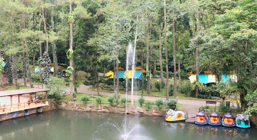 a river filled with lots of boats and trees, Safari Resort in Puncak