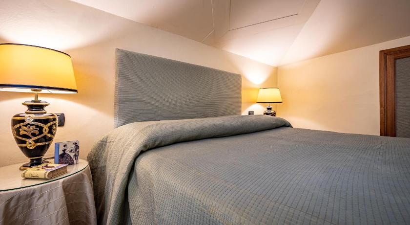 Image of Three-Bedroom Apartment with Duomo View (6 Adults) 16