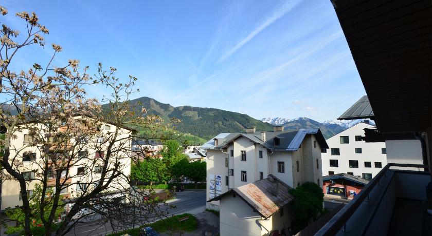 Image of Three Bedroom Maisonette with Balcony 12