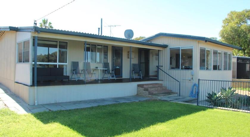 The Beach Shack - OCEAN VIEWS, CLOSE TO THE BEACH — Hotel in Guilderton