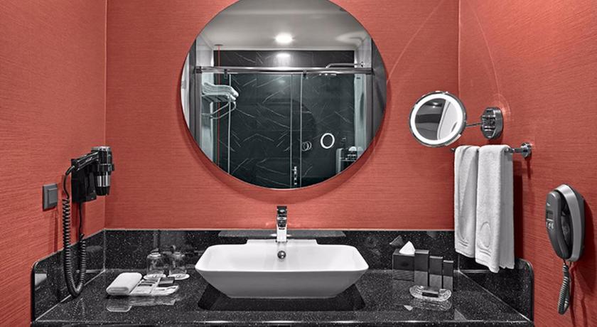 Köşe King Süit Oda - Şehir Manzaralı (Corner King Suite City View Room) Görseli 2
