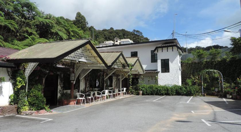 a large building with a sign on the side of it, Cameronian Inn in Cameron Highlands