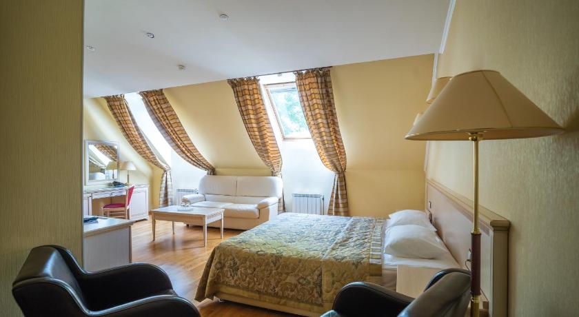 Claudia Marie bilan jinsiy aloqa video Jenni Meyson porno