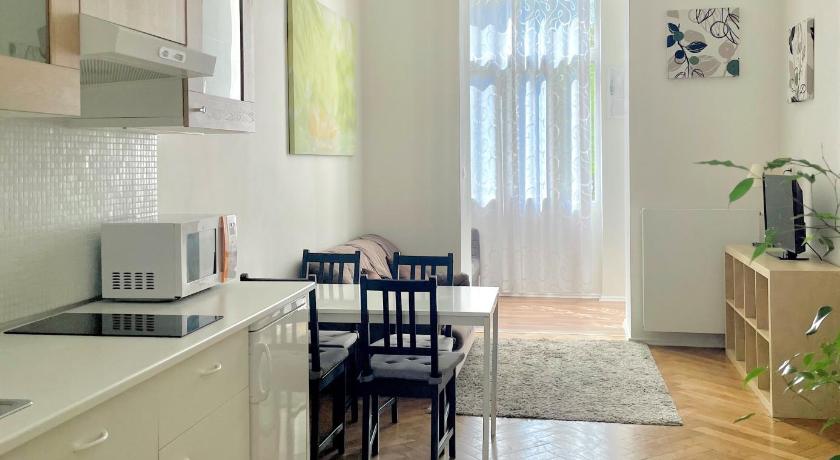 Gallys Apartments - image 2