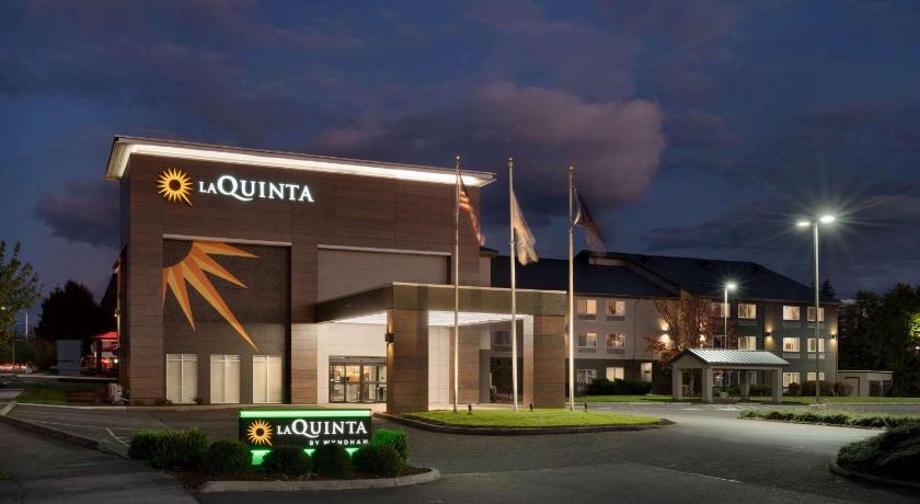 La Quinta Inn & Suites by Wyndham Springfield photo