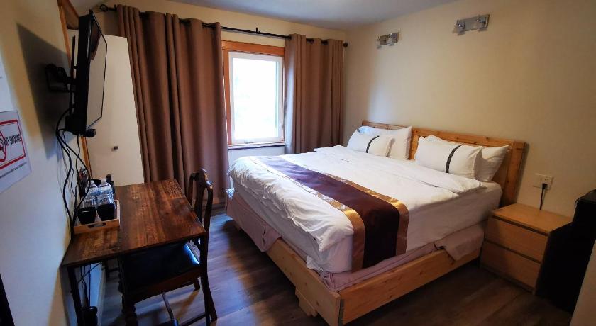 Riverfront Estate Bed&Breakfast Banff photo