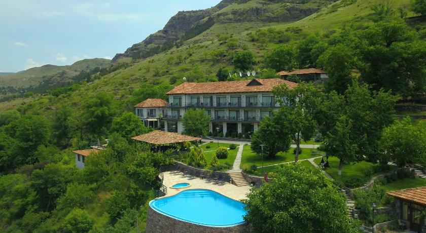 Vardzia Resort — Hotel in Tsiplovana
