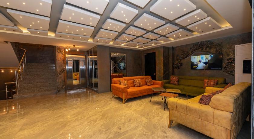 White Palace Hotel - main image