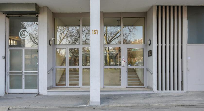 Cozy and spacious with balcony and view over Seine photo