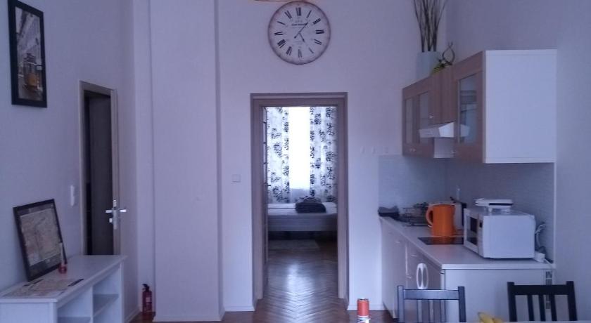 Gallys Apartments - image 6