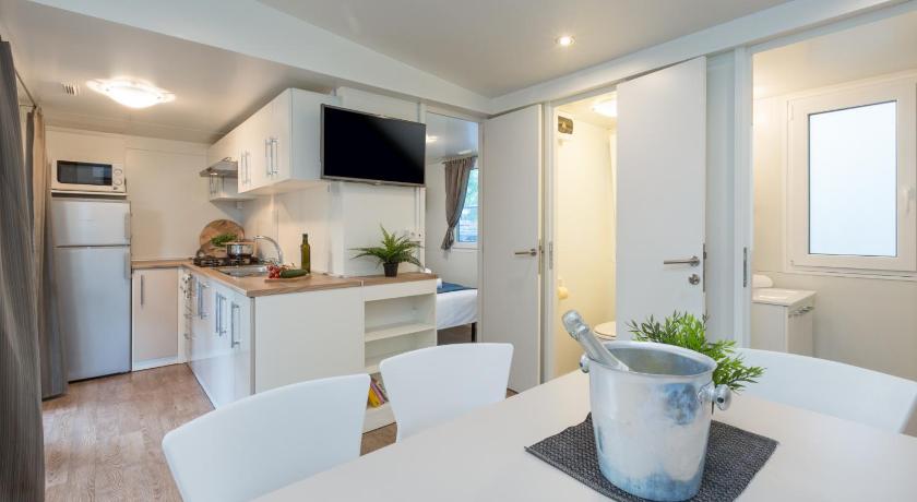 Mobile Homes Banko in Bijela Uvala and Zelena laguna — Hotel in Porec