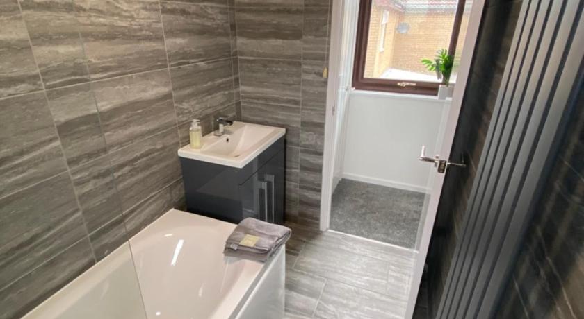 a bathroom with a tub, toilet and sink, Newly Refurbished Beautiful Location 1 Bedroom Residential House sleeps 4 in Newcastle upon Tyne