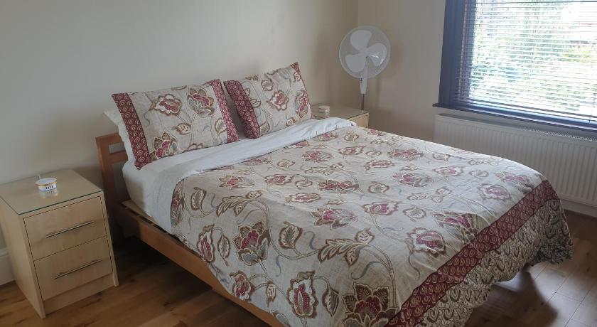 London Luxury Apartments 1min walk from Underground, with FREE PARKING FREE WIFI photo