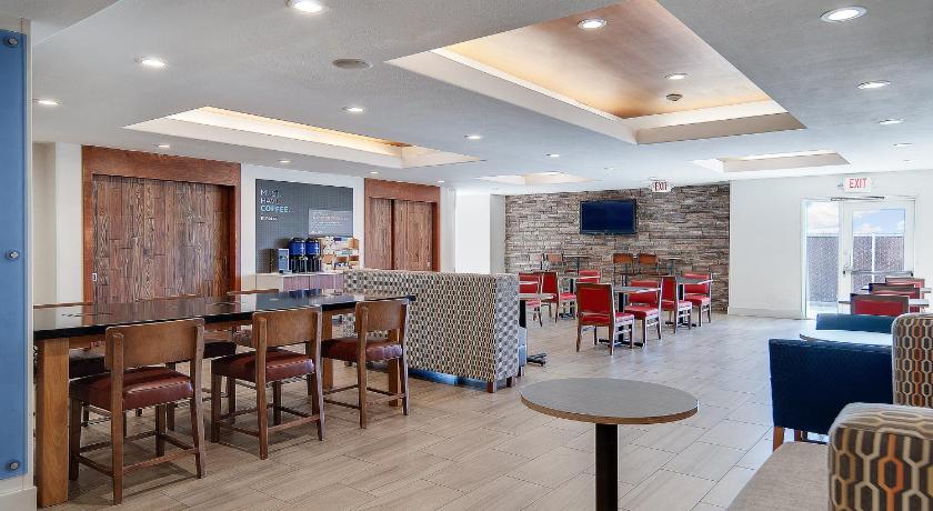 Holiday Inn Express Hotel & Suites Dinuba West