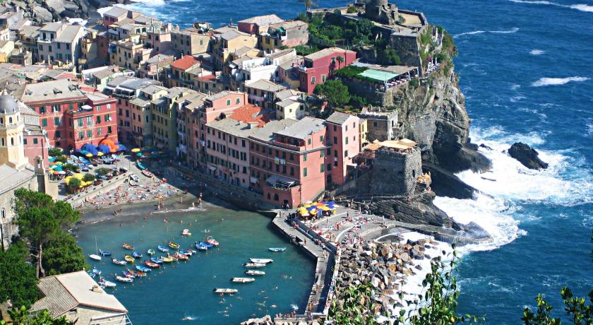 a large body of water with boats on it, Sottocoperta in Riomaggiore