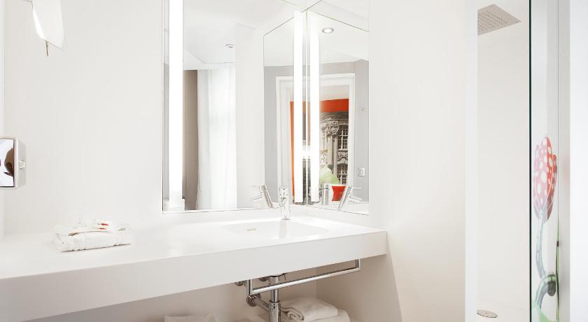 Image of Junior Suite With 1 Double Bed And 1 Single Sofa Bed 6