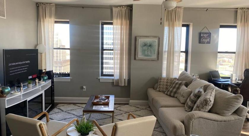 Luxurious Penthouse With City Views In Downtown — Hotel in Memphis (TN)