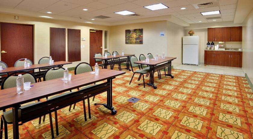 Holiday Inn Express & Suites Bradley Airport