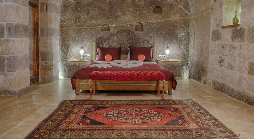 Hera Cave Suites