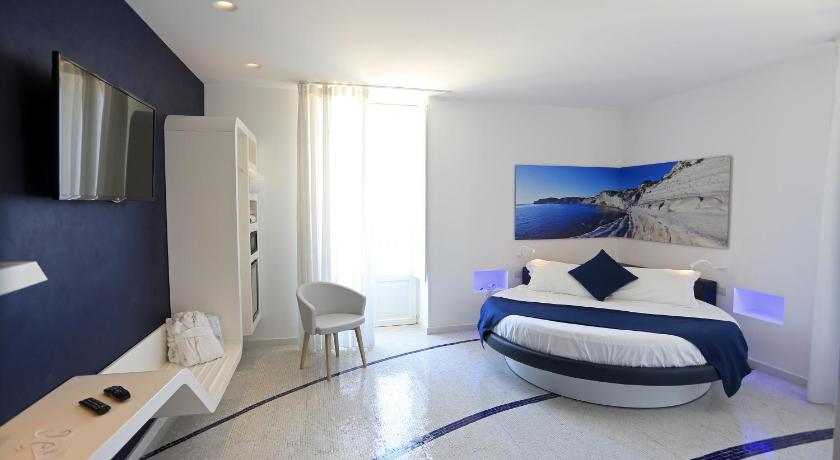 Фото: Полулюкс с видом на море (Junior Suite with Sea View) 1