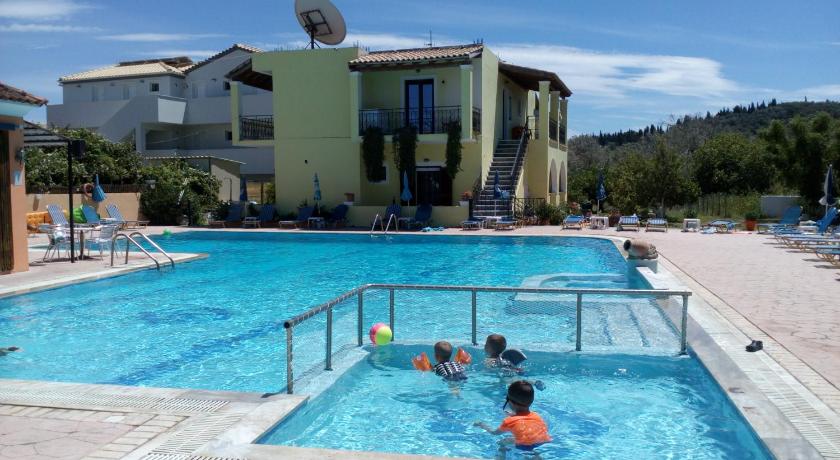 Amadeus Hawaii Apartments & Studios photo