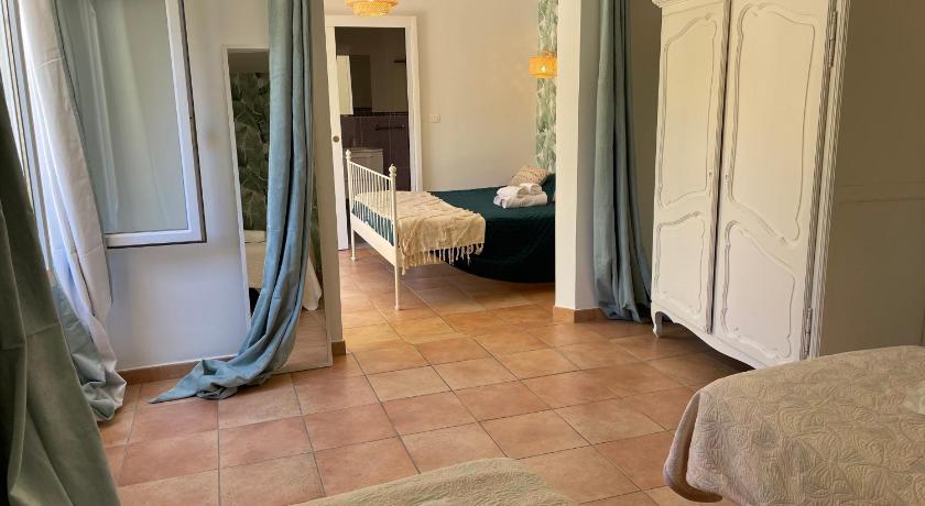 Image of Family Suite with Garden View 16