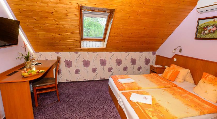Image of Standard Queen Room 1