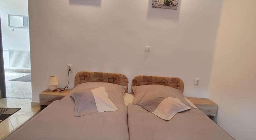 Double or Twin Room with Private Bathroom, Fiesta Apartman in Miskolc