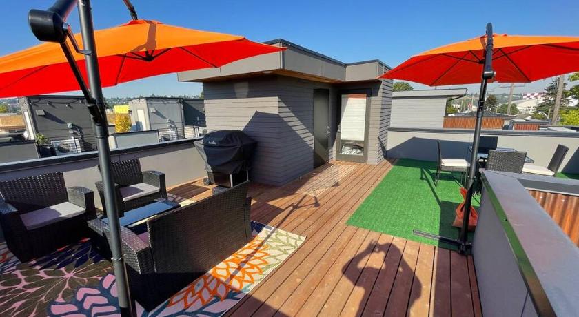 Cheerful new modern townhome close to downtown photo